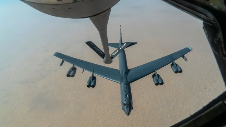 ΗΠΑ: Την τελευταία στιγμή αποφεύχθηκε σύγκρουση επιβατικού αεροσκάφους με βομβαρδιστικό B-52