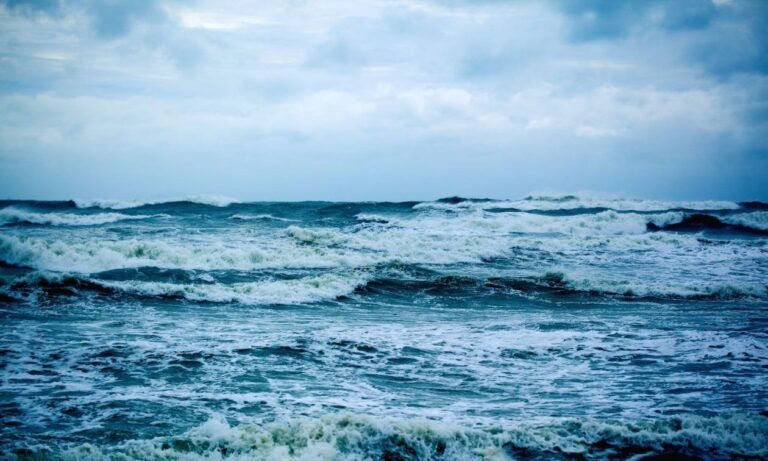 Αόρατος κίνδυνος στον ωκεανό: Ερευνητές κάνουν ανησυχητική ανακάλυψη