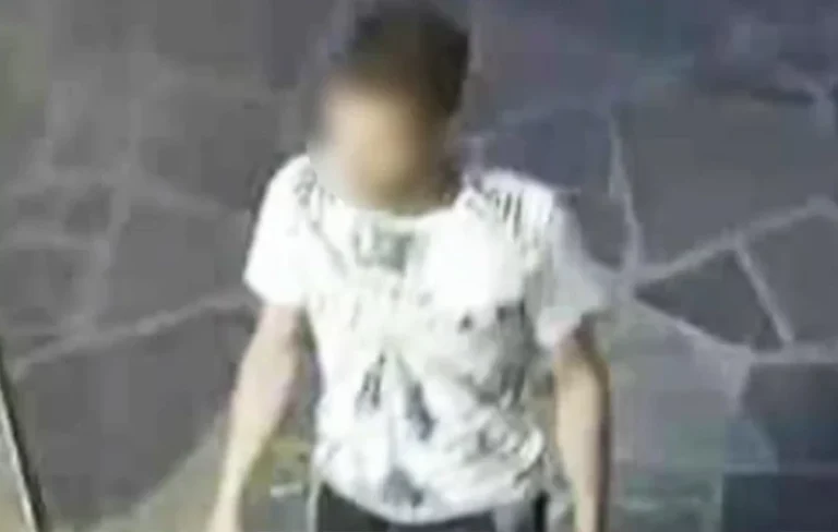 Σοκ στη Φολέγανδρο: Μπήκε σε κομμωτήριο, έβαλε ταινία πορνό και αυνανίστηκε ξυρίζοντας το κεφάλι του