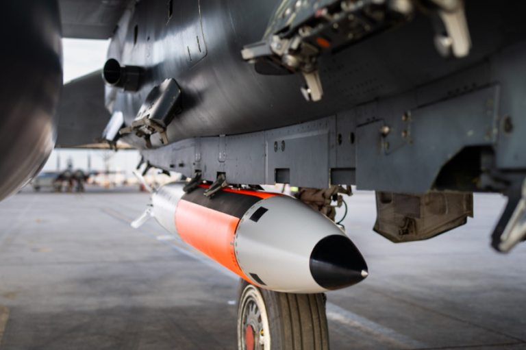 B61-12: Οι ΗΠΑ ανέπτυξαν τακτικά πυρηνικά όπλα στην Βρετανία για πρώτη φορά από το 2008