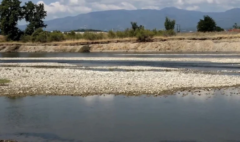 Αξιός: Στέγνωσαν μεγάλα τμήματα του ποταμού – Σε απόγνωση οι αγρότες, αναφορές για παρακράτηση νερού από τη Βόρεια Μακεδονία
