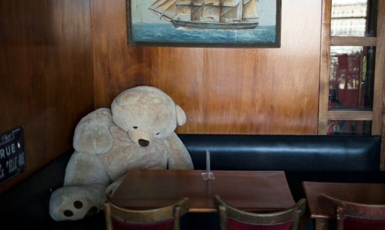 ΗΠΑ – Φρικιαστικό εύρημα: Ένα αρκουδάκι «ντυμένο» με ανθρώπινο δέρμα στο πεζοδρόμιο