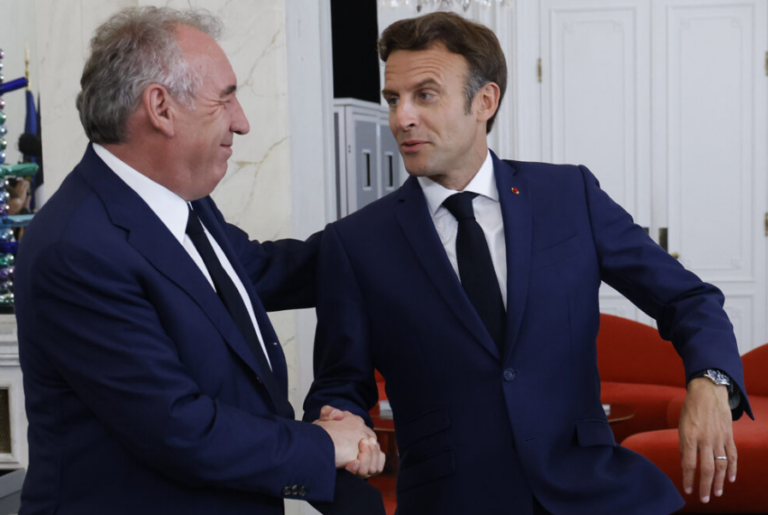 Σε περιδίνηση η Γαλλία από το «μνημόνιο» του Μπαϊρού για το έλλειμμα – Καταργεί από αργία μέχρι και τη Δευτέρα του Πάσχα