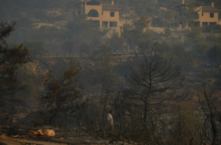 Δύο νεκροί, 10 τραυματίες, καμένα σπίτια και εκτάσεις στην Κύπρο