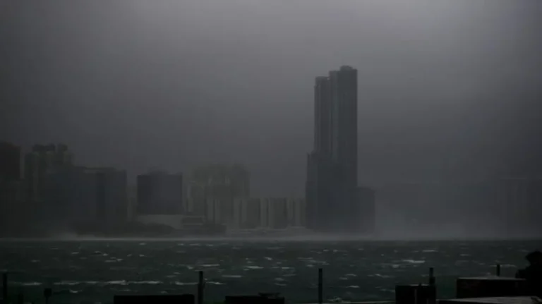 Τυφώνας Wipha: Κόκκινος συναγερμός στο Χονγκ Κονγκ για ανέμους 118 χιλιομέτρων – Χάος στις πτήσεις