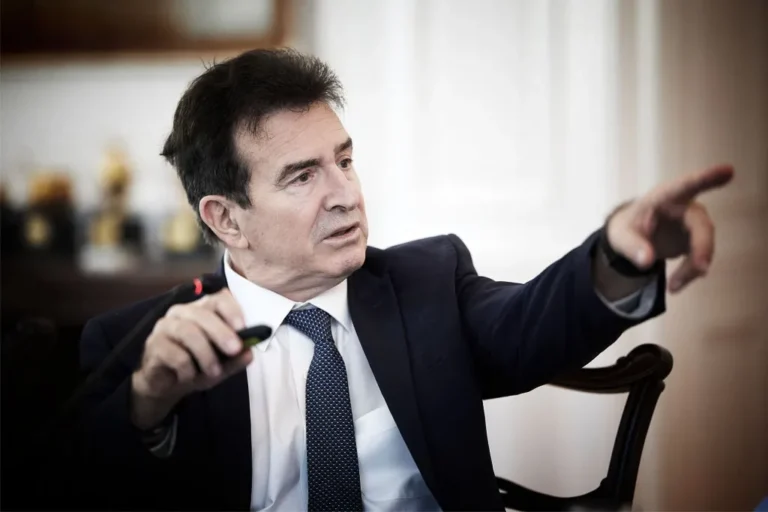 Βγαίνει και ο στρατός σε λίγο – Χρυσοχοΐδης για Σύρο: Θα συλλαμβάνεται όποιος επιχειρεί να εμποδίσει πολίτη τρίτης χώρας να εισέλθει νόμιμα στην Ελλάδα