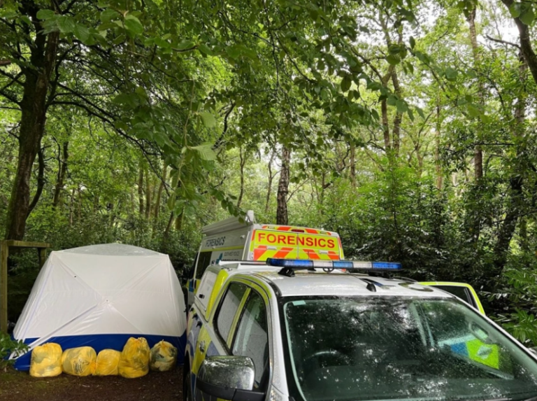 Ανατριχιαστική ανακάλυψη στην Κορνουάλη: Πολλά πτώματα βρέθηκαν σε δάσος – Μεγάλη αστυνομική επιχείρηση