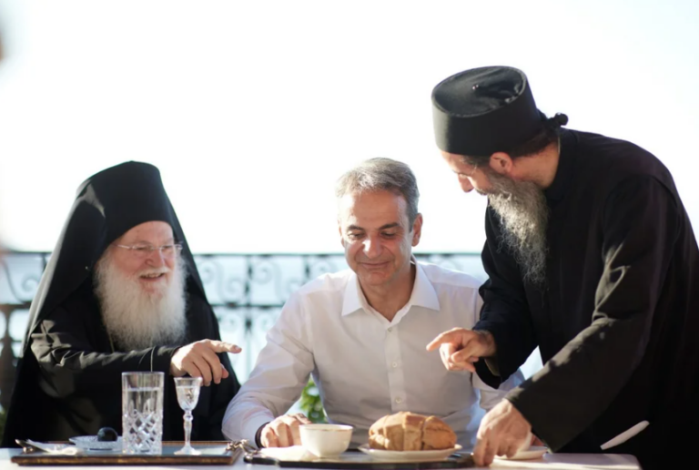 Στο Άγιο Όρος ο Μητσοτάκης: Ανακοίνωσε 100 εκατ. ευρώ απο τα λεφτά σου για να κάνει επικοινωνιακό σόου με τα τραγιά!