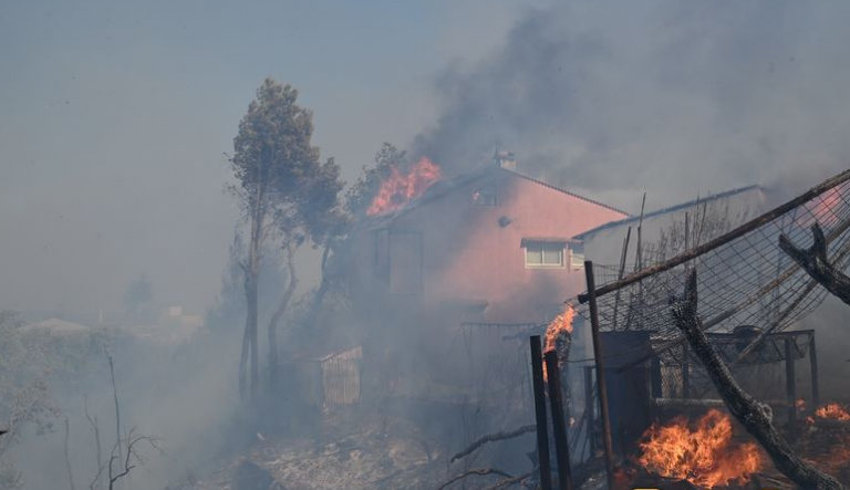 Δροσοπηγή Ωρωπού: Καίγονται σπίτια και αυτοκίνητα