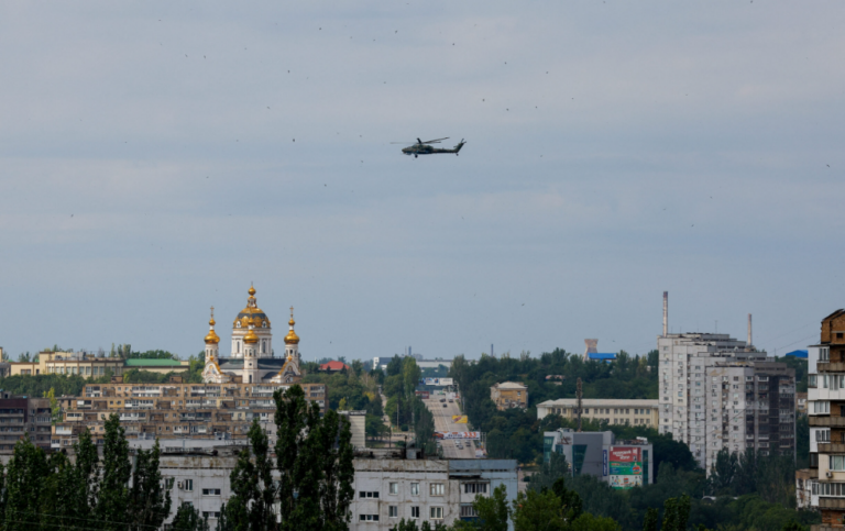 «Πάγωμα» παραδόσεων όπλων στην Ουκρανία από τις ΗΠΑ: Χαιρέτισε την κίνηση η Μόσχα – Αντιδράσεις στο Κίεβο