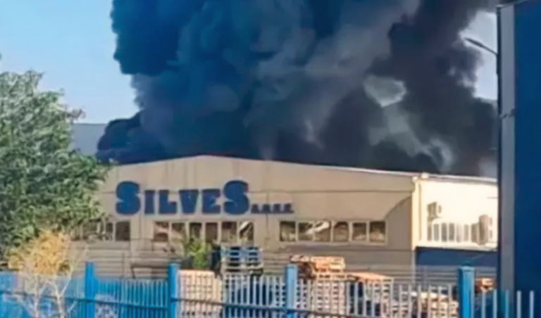 Μεγάλη φωτιά σε εργοστάσιο με πλαστικά στη Ριτσώνα – Μήνυμα του 112 για επικίνδυνους καπνούς