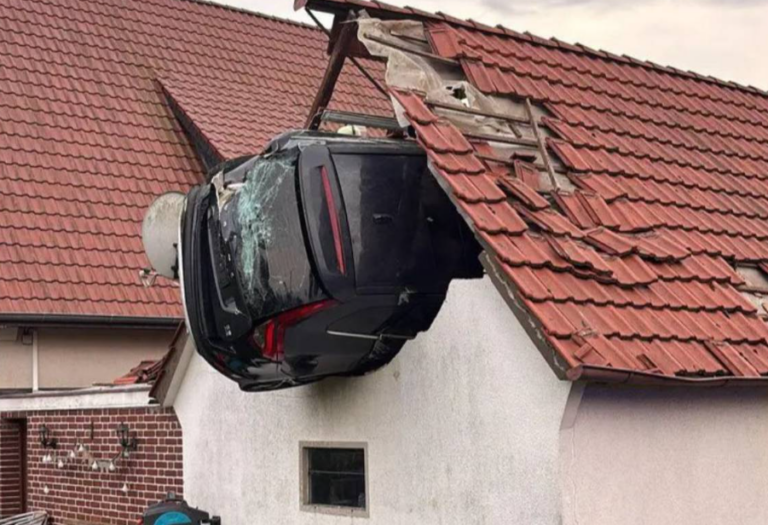 Γερμανία: Αυτοκίνητο «πέταξε» και σφηνώθηκε σε στέγη αχυρώνα – Δύο σοβαρά τραυματίες