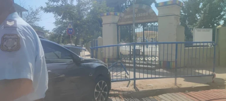 Τροχαίο ατύχημα στην Αλεξανδρούπολη: Οδηγός έπεσε με το αυτοκίνητό του πάνω στην είσοδο δημοτικού