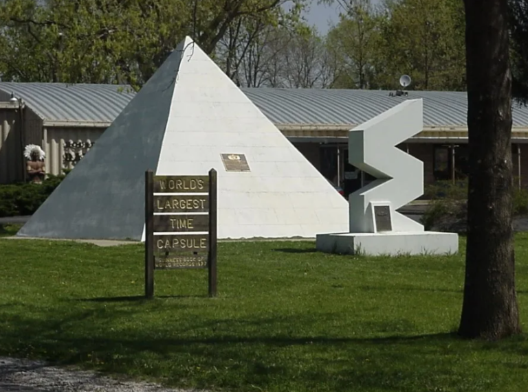 Η μεγαλύτερη χρονοκάψουλα του κόσμου άνοιξε μετά από 50 χρόνια – Τι αντικείμενα περιείχε, πού βρίσκεται