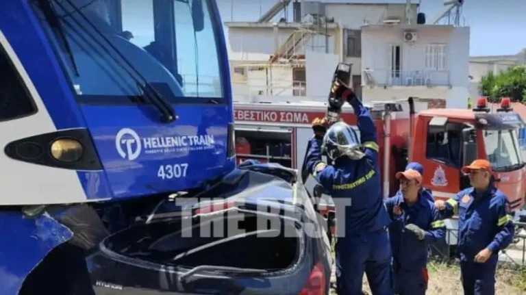 Πάτρα: Συγκρούστηκε συρμός του Προαστιακού με αυτοκίνητο – Πληροφορίες για εγκλωβισμένους