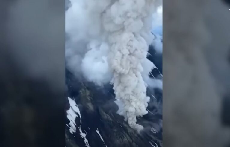 Νέος συναγερμός για τσουνάμι: Εξερράγη ηφαίστειο στη Ρωσία για πρώτη φορά μετά από 600 χρόνια