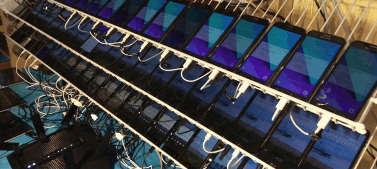 Phone Farms και χειραγώγηση των sosial media: Όταν χιλιάδες τηλέφωνα παράγουν ψεύτικες αλληλεπιδράσεις και κατευθύνουν την κοινή γνώμη, υπονομεύοντας τη δημοκρατία και την αυθεντικότητα.