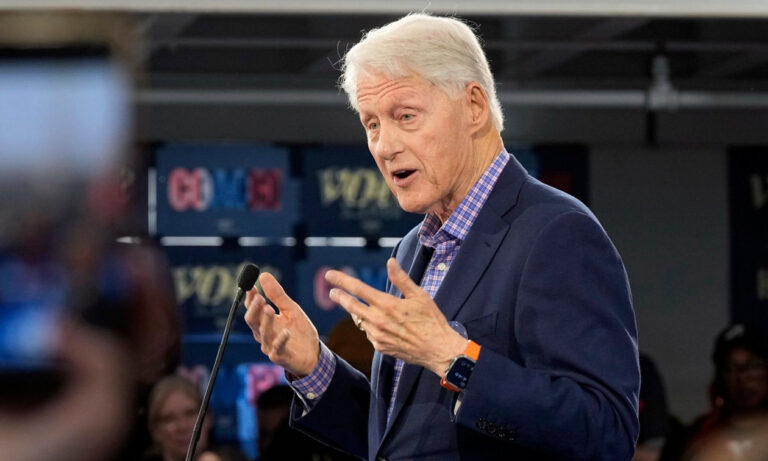 Ανησυχητική εμφάνιση του Μπιλ Κλίντον – Με φορητό απινιδωτή στο αεροδρόμιο