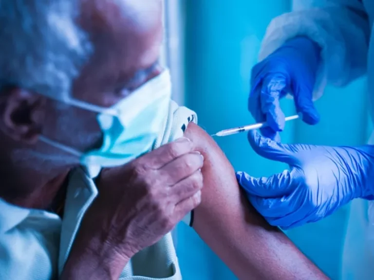 Έρχεται «τσουνάμι» αγωγών για τα υποχρεωτικά εμβoλια του κορωνοϊού