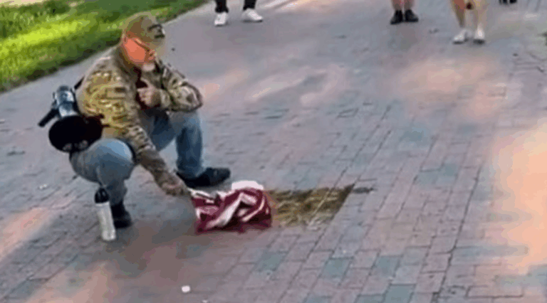 Συνελήφθη διαδηλωτής που έβαλε φωτιά σε σημαία των ΗΠΑ κοντά στον Λευκό Οίκο