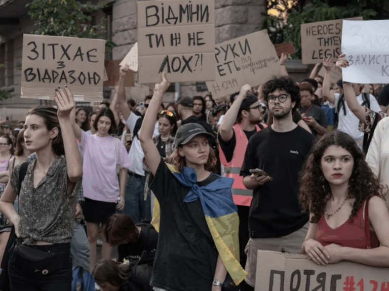 Η εξέγερση των γυναικών της Ουκρανίας απειλεί το καθεστώς Zelensky – Θα απαντήσει με εκτελέσεις ο «ληγμένος» Πρόεδρος