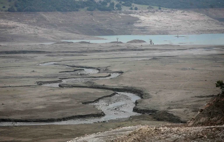 Στεγνώνουν λίμνες και φράγματα από τη λειψυδρία στην Ελλάδα – Συναγερμός σε πολλές περιοχές