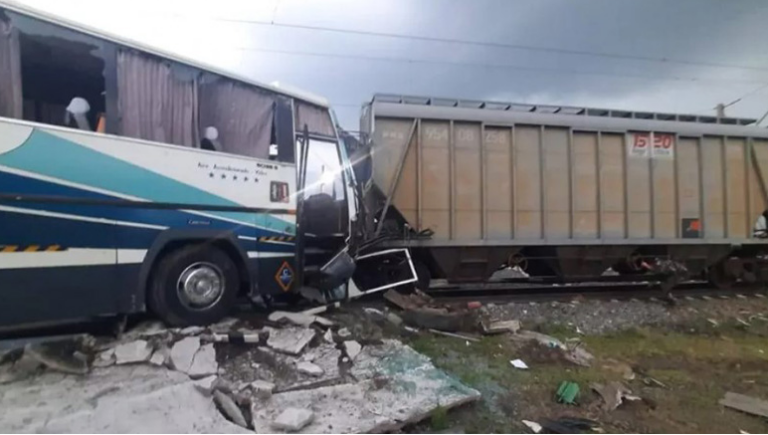 Λεωφορείο συγκρούστηκε με τρένο στη Ρωσία