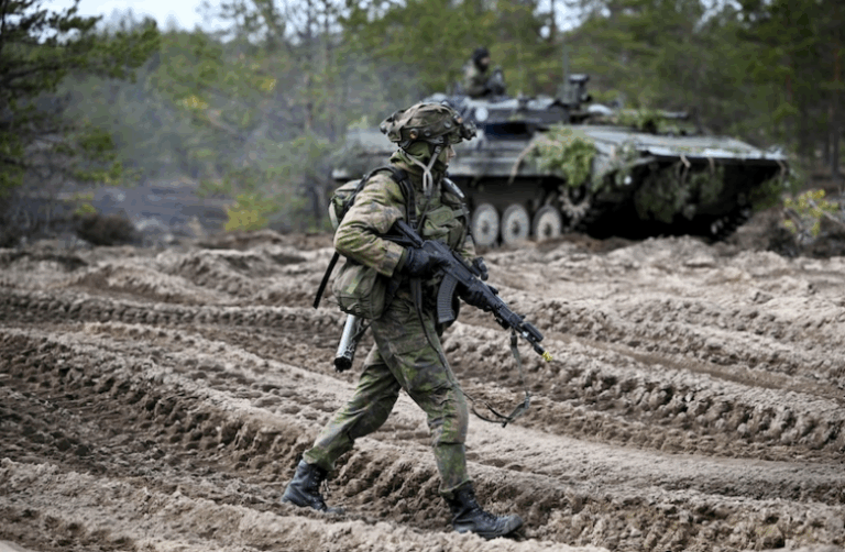 Η Φινλανδία στρατιωτικοποιείται για πόλεμο με τη Ρωσία – Η κοινωνία καταρρέει, «οι άνθρωποι μετατρέπονται σε ζόμπι»