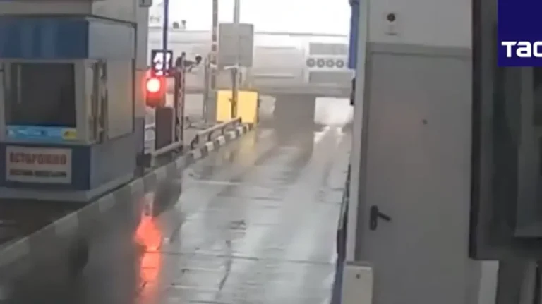 Τρομακτικό ατύχημα στη Ρωσία: Λεωφορείο γεμάτο επιβάτες έπεσε πάνω σε σταθμό διοδίων και ανετράπη – 39 τραυματίες