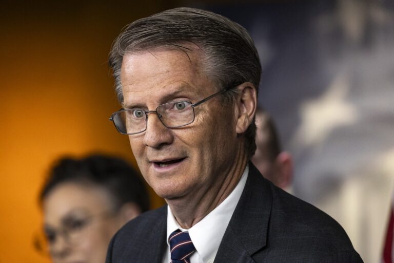 Αμερικανός βουλευτής υποστηρίζει ότι «οντότητες» έρχονται από 5-6 βαθιές θαλάσσιες περιοχές στον πλανήτη!