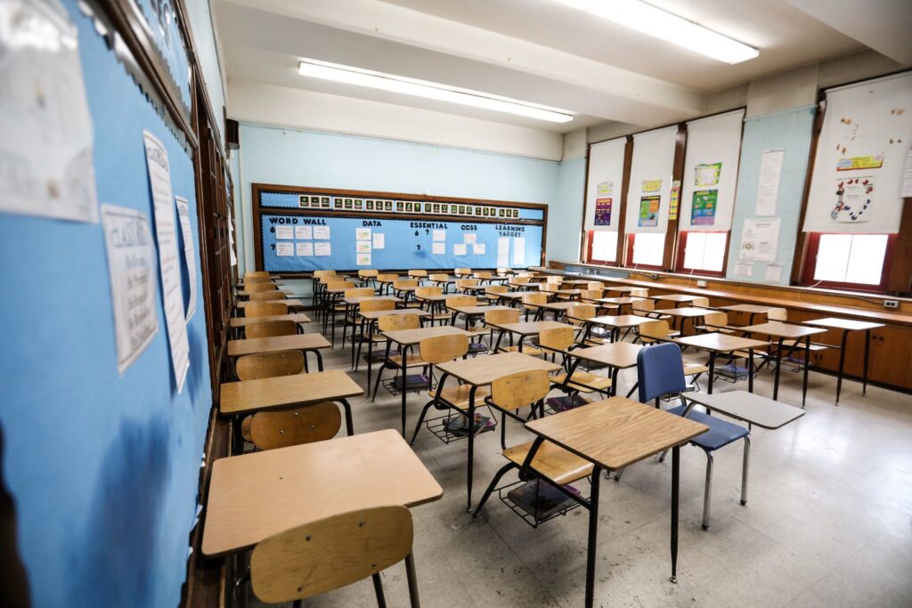 20.000 άδεια σχολεία: Το Υπ. Παιδείας ρίχνει τις ευθύνες στις... εγκυμονούσες δασκάλες!