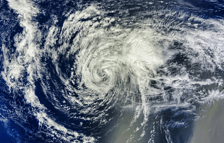 Καταιγίδα-«τέρας» ενδέχεται να προκύψει από τη σύγκρουση δύο τροπικών κυκλώνων – Τι είναι η ακραία καιρική ανωμαλία Fujiwhara