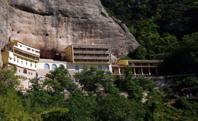 Συνέλαβαν τον ηγούμενο της Μονής Μεγάλου Σπηλαίου στα Καλάβρυτα – Θα πουλούσε Ευαγγέλιο του 1700