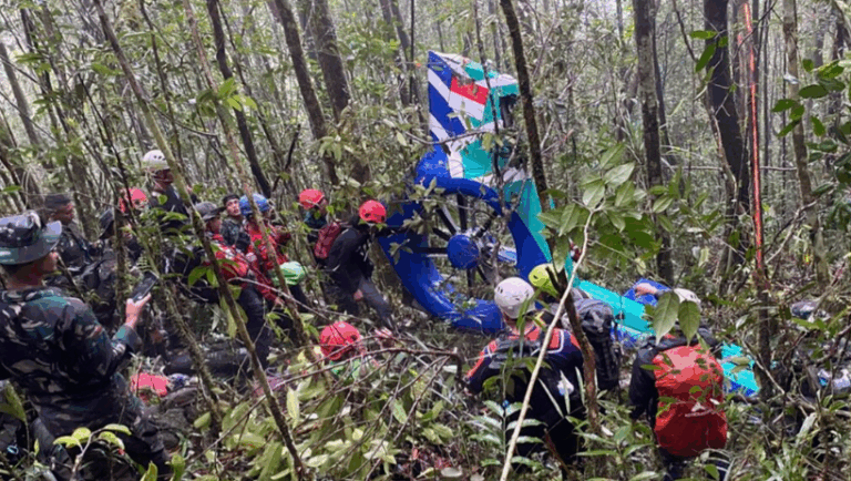 Ινδονησία: Εντοπίστηκε ελικόπτερο τρεις ημέρες μετά τη συντριβή του – Αγνοούνται επτά επιβαίνοντες