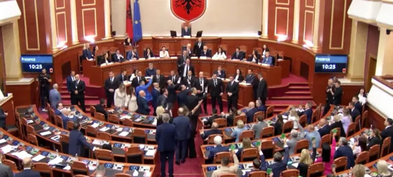 Αλβανία: Χαμός στο Κοινοβούλιο - Ο Ράμα παραδίδει τη μάχη κατά της διαφθοράς σε... ρομπότ!