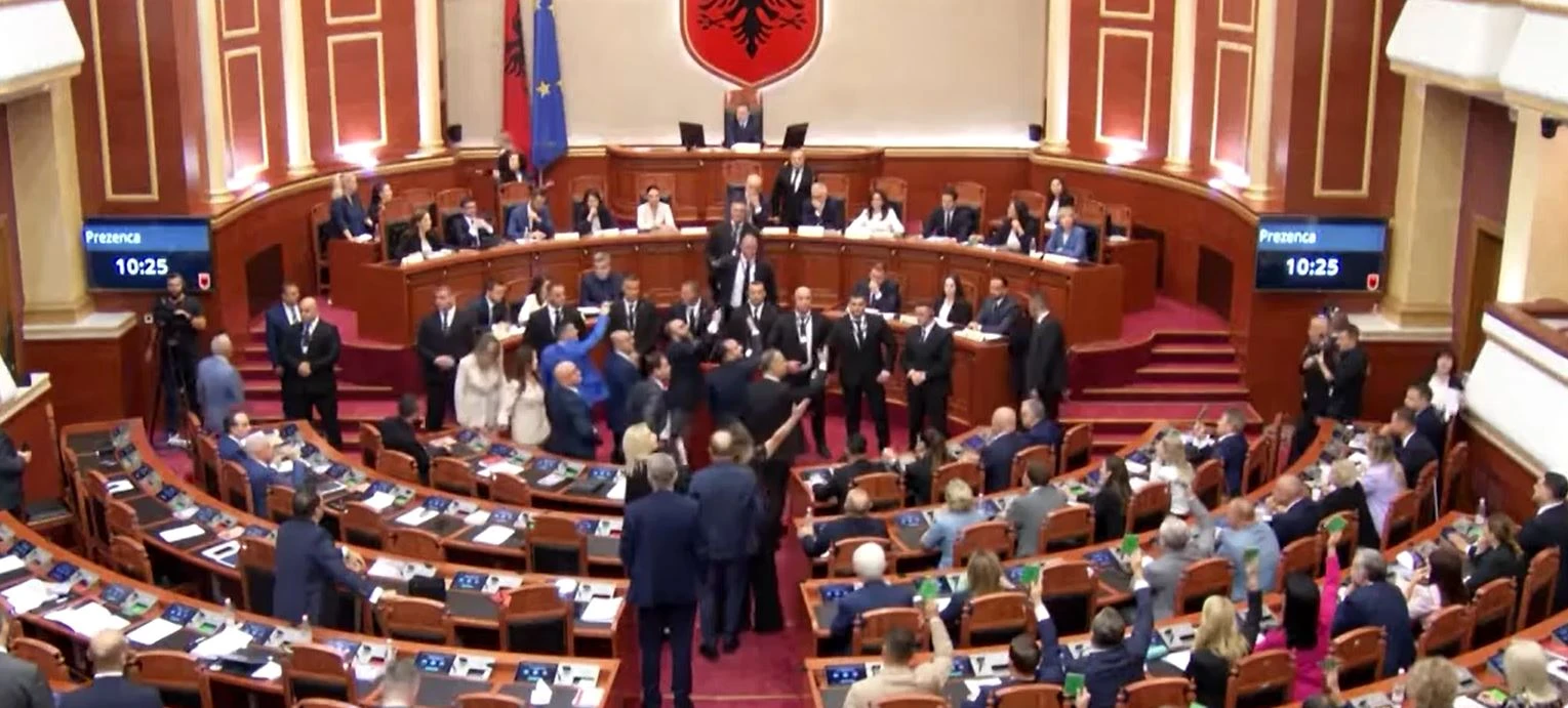 Αλβανία: Χαμός στο Κοινοβούλιο - Ο Ράμα παραδίδει τη μάχη κατά της διαφθοράς σε... ρομπότ!