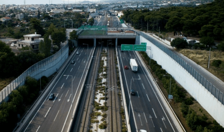 Νταλίκα ντεραπάρισε στην Αττική Οδό