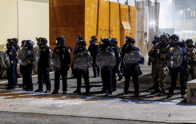 Ο Τραμπ κατεβάζει τον στρατό εναντίον της Antifa στο Πόρτλαντ