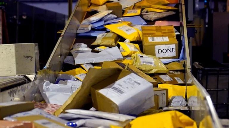 Έρχεται το «τέλος» στα φθηνά δέματα από Shein και Temu – Τι εξετάζει η Κομισιόν