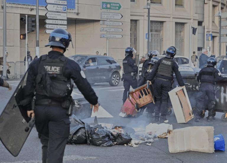 Αναταραχή στη Γαλλία -Διαδηλώσεις παντού από το κίνημα «Μπλοκάρουμε τα πάντα» -Άγριες οδομαχίες και συλλήψεις