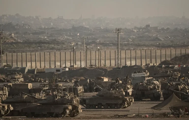 Οι τηλεπικοινωνίες διεκόπησαν σε όλη τη Γάζα καθώς τα ισραηλινά άρματα προελαύνουν