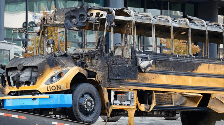Καναδάς: Ηλεκτρικό σχολικό λεωφορείο τυλίχθηκε στις φλόγες
