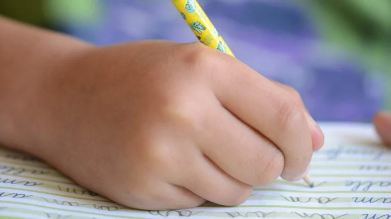 Κατέρρευσε 11χρονος στην Κίνα μετά από 14 ώρες διάβασμα: Τον επέβλεπαν οι γονείς του