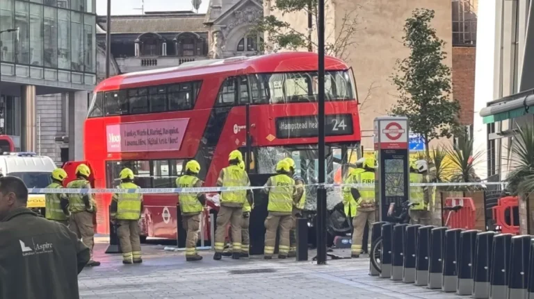 Διώροφο λεωφορείο παρέσυρε πεζούς στο Λονδίνο – Αναφορές για πολλούς τραυματίες έξω από σταθμό τρένου