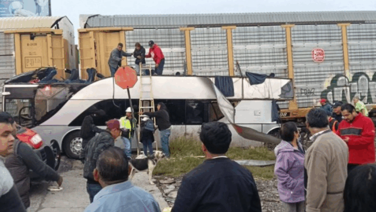 Δέκα νεκροί και 61 τραυματίες σε σύγκρουση τρένου με διώροφο λεωφορείο στο Μεξικό