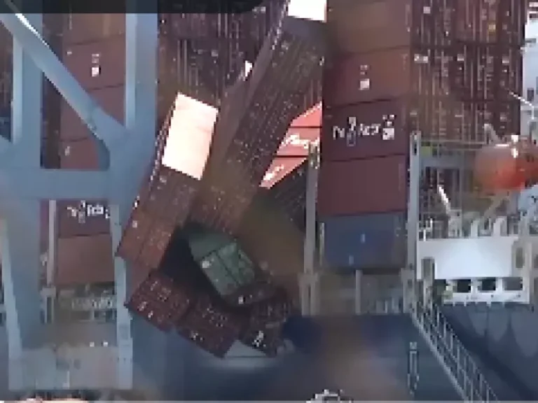 Χάος σε λιμάνι της Νότιας Καλιφόρνιας: Δεκάδες κοντέινερ έπεσαν από πλοίο στη θάλασσα