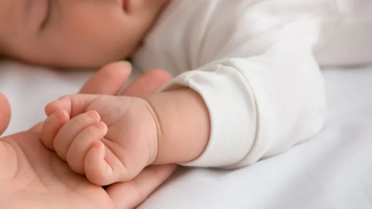 Μάχη για τη ζωή του δίνει βρέφος 20 ημερών στην Ινδία που είχαν θάψει ζωντανό