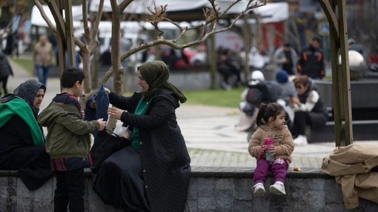 Σεισμός στην Τουρκία: Συγκλονιστικά βίντεο – Πανικόβλητοι πηδούσαν από τα μπαλκόνια για να σωθούν