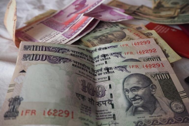 Παγκόσμιο νομισματικό σοκ: Η Ινδία «καίει» το δολάριο και εξαπολύει τη ρουπία των BRICS