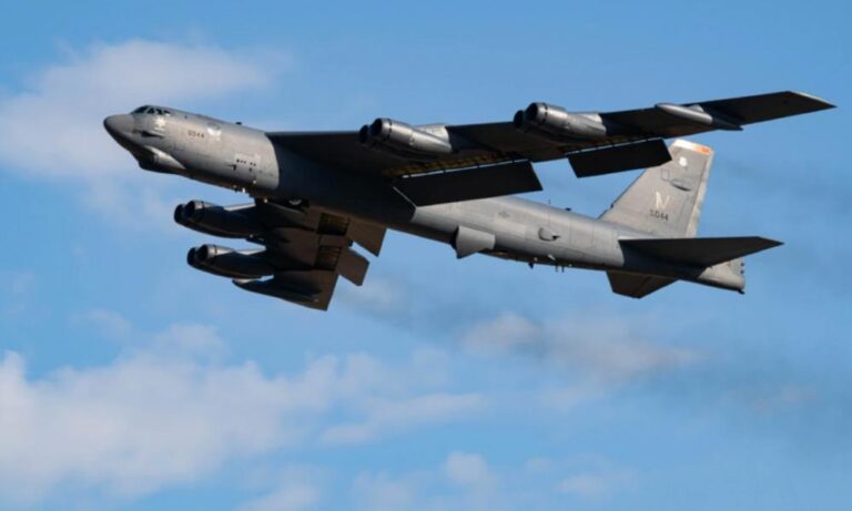 Οι ΗΠΑ απογείωσαν 12 στρατηγικά βομβαρδιστικά B-52